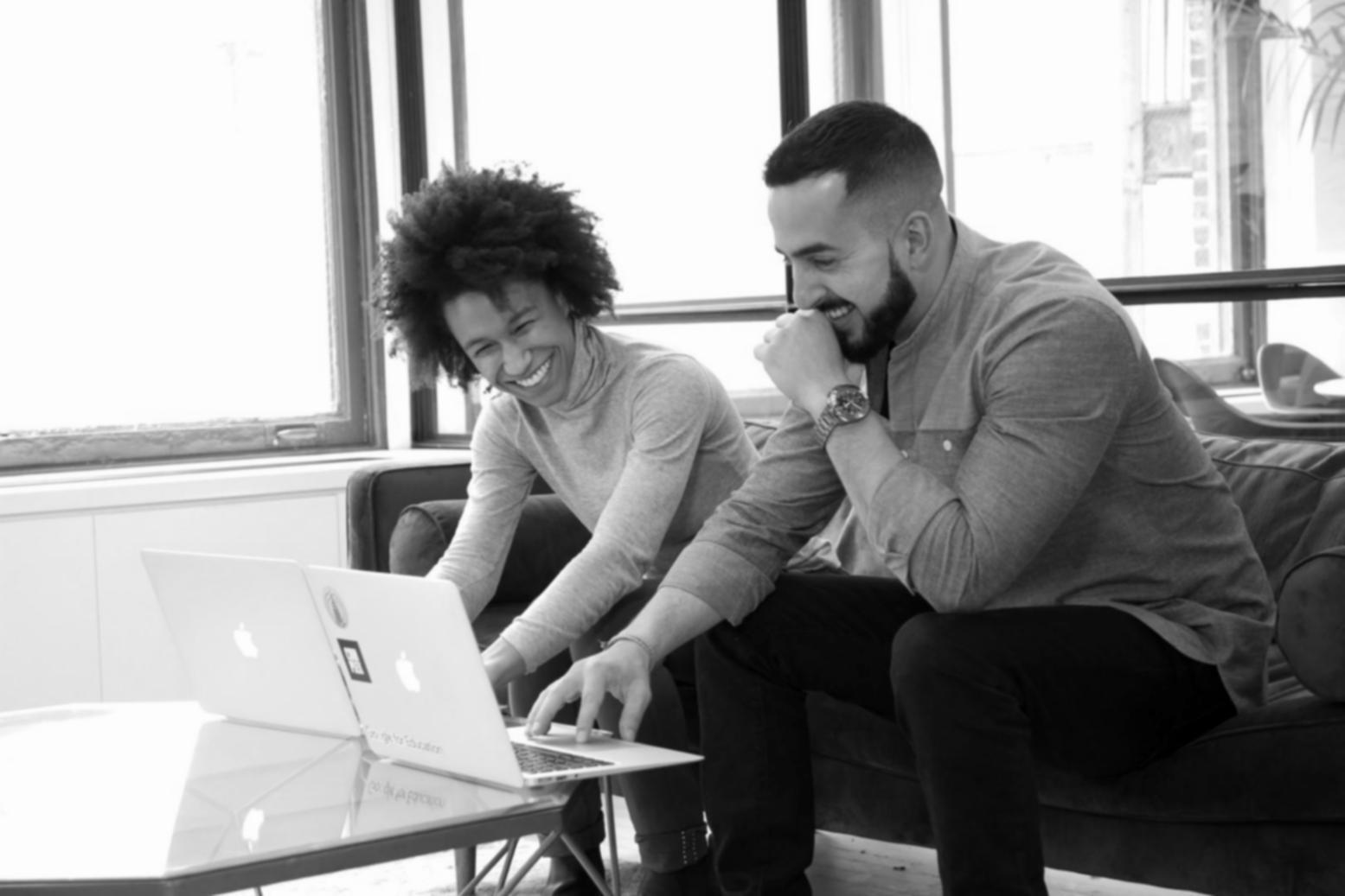 Team che lavora su strategia contenuti digitali