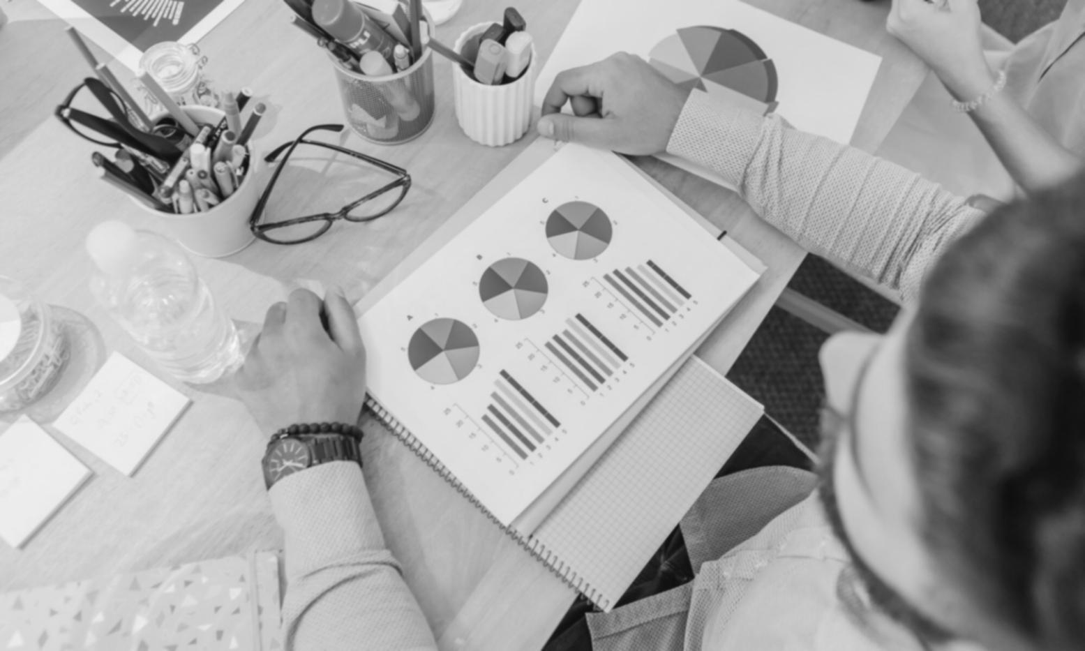 Ambiente di lavoro kilenorae con team al lavoro su progetti editoriali
